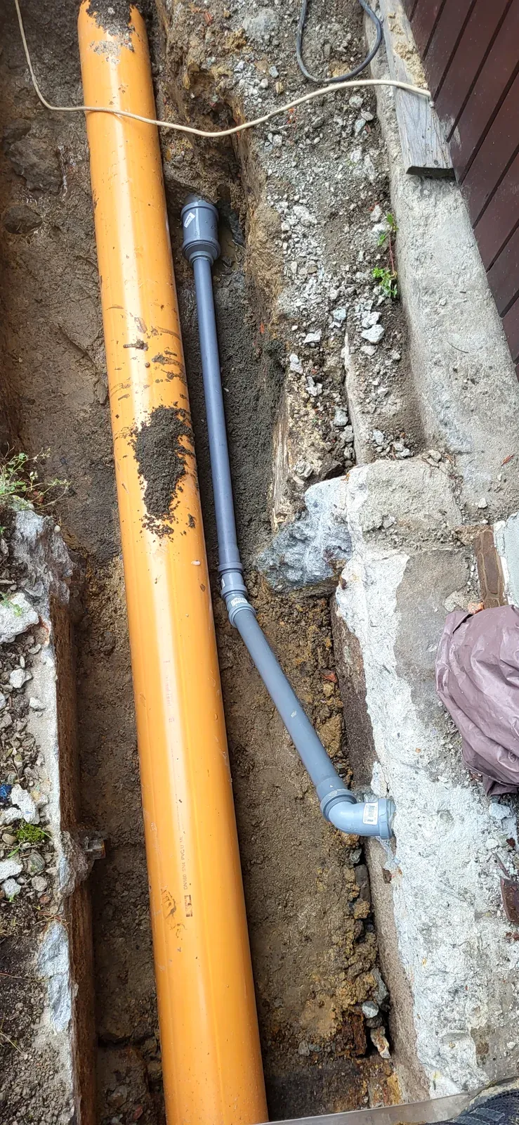 Příjezdová cesta včetně obrubníků a štěrkového podkladu